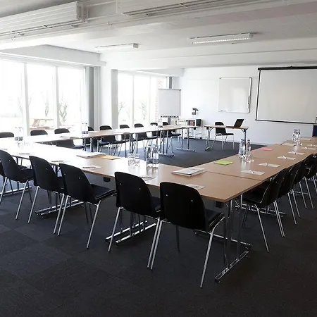 Fugls\u00f8centret Hotel