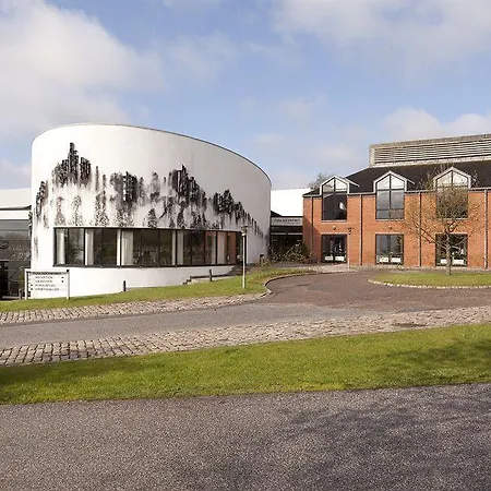 Fugls\u00f8centret Hotel